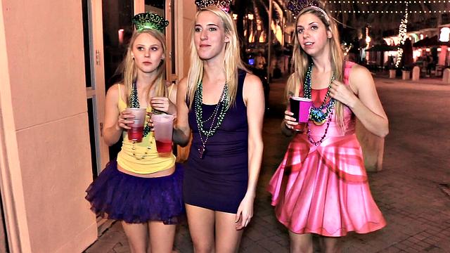 Девчонки устраивают шоу на Мард gras и трахаются с двумя парнями