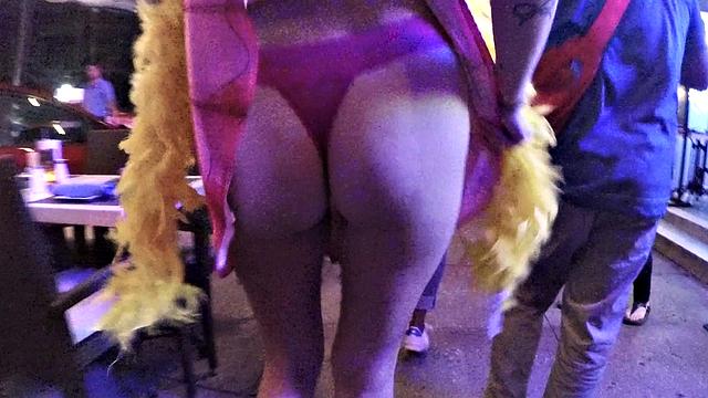 Девчонки устраивают шоу на Мард gras и трахаются с двумя парнями