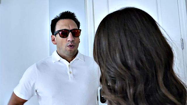 соседка в очках поддалась влиянию и дала себя оттрахать