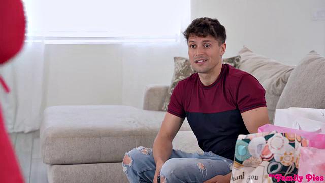 Эльса Вайолет выбирает платье, а в итоге катается на члене сводного брата