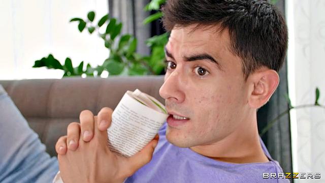 Жаркая соседка без трусиков сводит с ума и кончает с Jordi El Nino Polla в гостиной