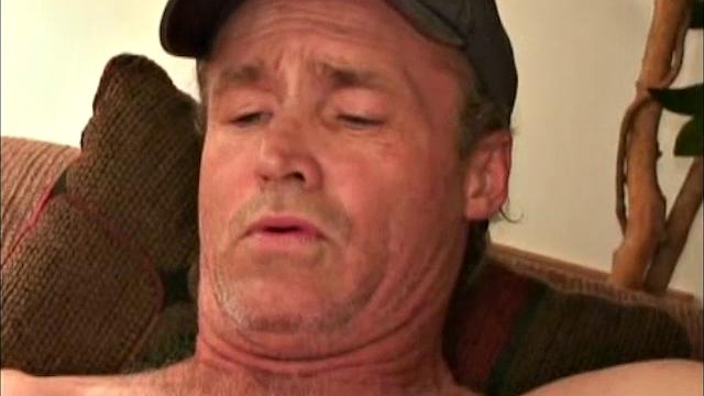 дрочи Биллу член и смотри, как он кончает