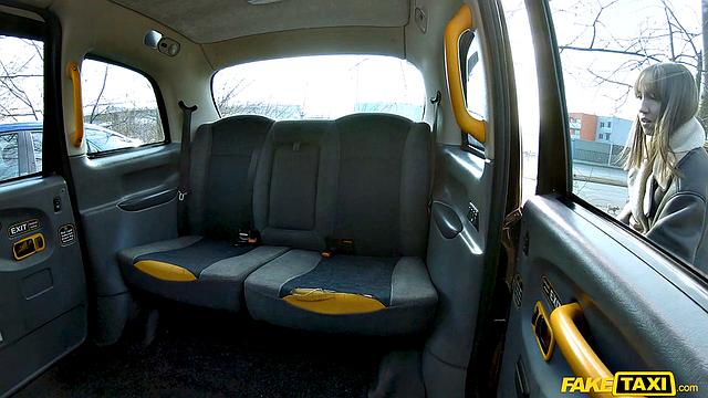 русская красотка Kate Quinn трахается в такси, показывает свою аппетитную попку