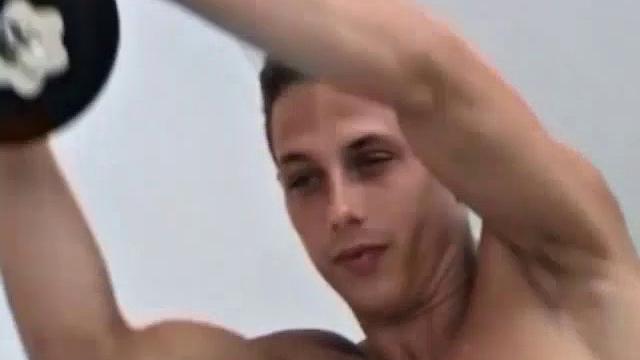 кристиан дрочит после тренировки и ест свою сперму