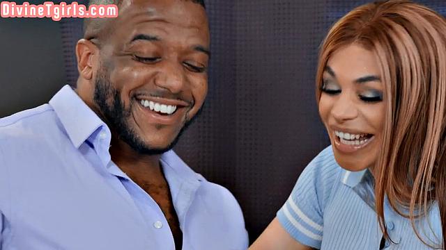 Темнокожая красотка решила попробовать транс-драйв без тормозов, и задница явно не пожалела об этом.