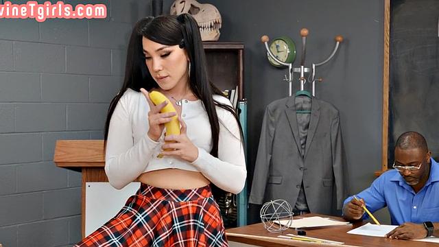 Dirty transsexual enjoys anal fucking in threesome