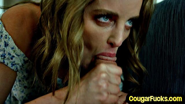 Зрелая нимфоманка скачет на члене любовника после минета.