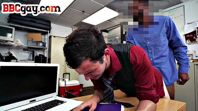 Мускулист с большим чёрным членом разрывает жопу качка