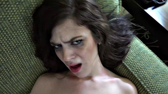 смотри, как Piper June скачет на здоровом члене и заглатывает его до конца