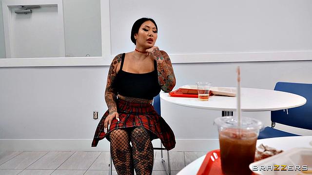 Азиатская футанари дрочит и ссыт стоя в туалете кафе