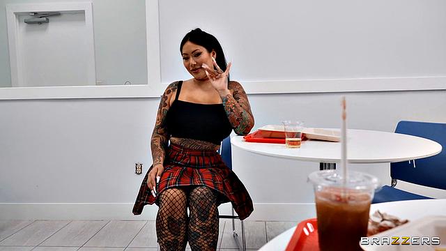 Азиатская футанари дрочит и ссыт стоя в туалете кафе