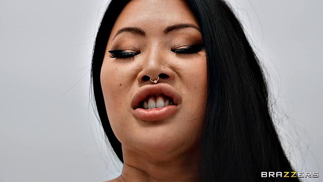 Азиатская футанари дрочит и ссыт стоя в туалете кафе