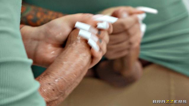 Азиатская футанари дрочит и ссыт стоя в туалете кафе