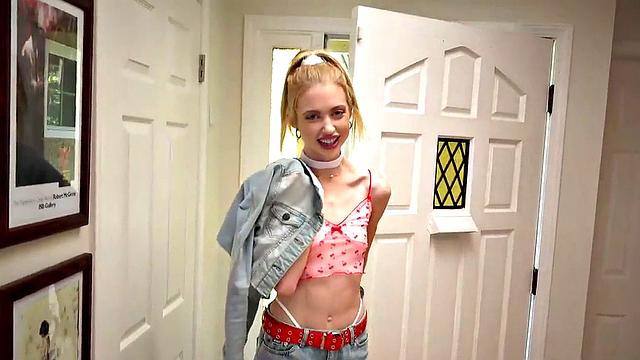 блондинка-подросток стебётся над atm и весело заглатывает при анале