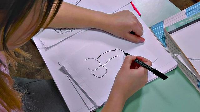 строгая училка в туфлях трахается с блондинкой на парте своим страпоном