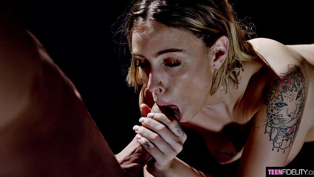 Лья скачет на члене Альберто, пока сиськи закрывают обзор