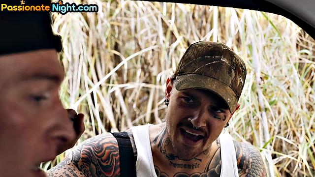 Татуированная с большой задницей страстно сосёт и получает по полной в киску