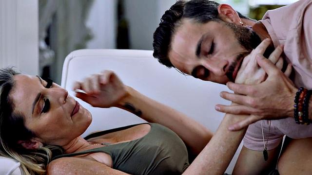 милфа делает глубокий минет и получает жёстко от парня