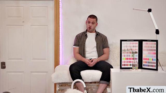 Постоянник заходит на педикюр, а у Леи Хэйес для него свои shemale-удовольствия - салон давно закрыт, но это не проблема для взрослых желаний.