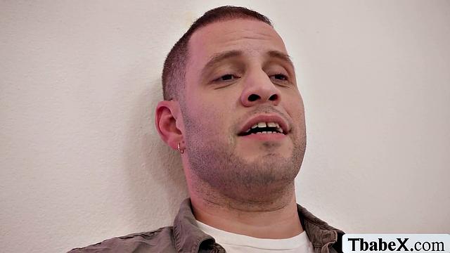 Постоянник заходит на педикюр, а у Леи Хэйес для него свои shemale-удовольствия - салон давно закрыт, но это не проблема для взрослых желаний.