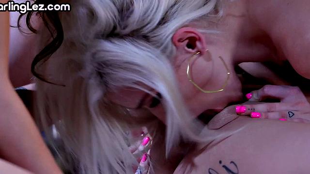 Pussylicking lez sluts enjoy 3some while fingering 69