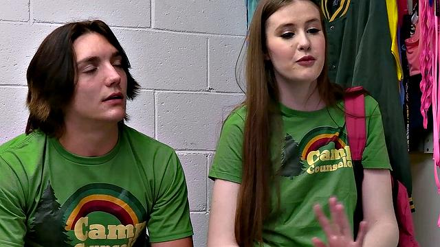 Вожатая Афина Харт поймана на краже и трахается с охраной в подсобке