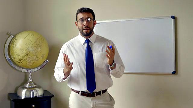 большегрудая домохозяйка присматривает за сыном подруги и жаждет его член