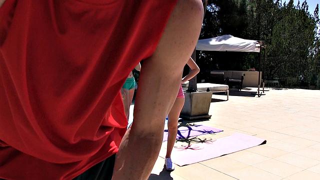 инструктор йоги хотел обучать, а оказался под натиском горячих девчонок