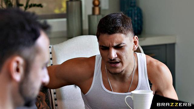 мамка соблазняет пасынка в душе, пока парень не видит