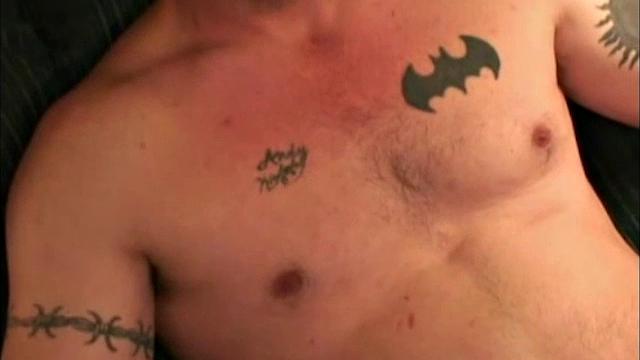 Ронни дрочит зрелому мужику и мощно кончает