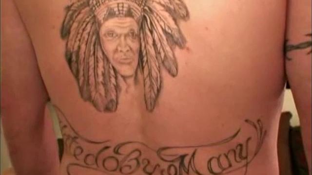 Ронни дрочит зрелому мужику и мощно кончает