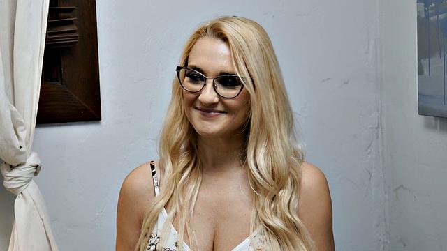 Busty lesbo MILF scissoring petite in stockings