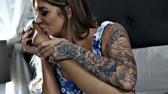 Busty lesbo MILF scissoring petite in stockings