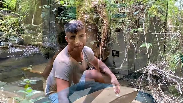 Душ превращается в арену страсти у взрослого семейства