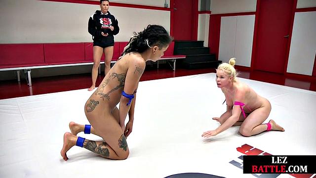 Stunning wrestling dominated by babe