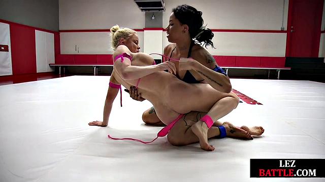 Stunning wrestling dominated by babe