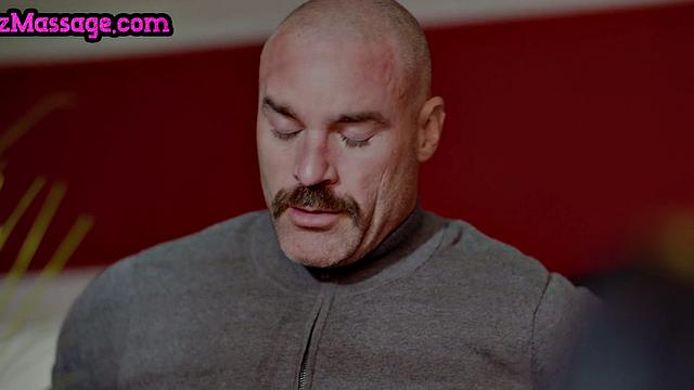 Огромные сиськи и масло: лесбиянки разыгрывают свой тройничок с юмором