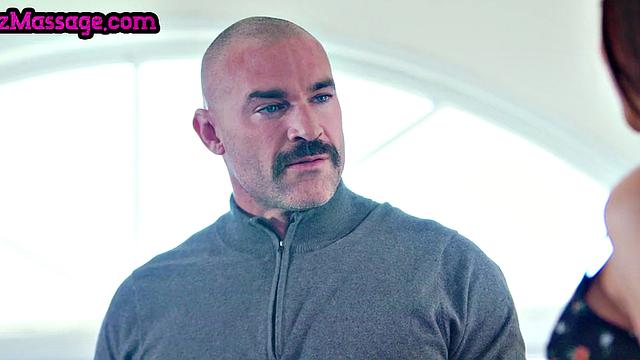 Огромные сиськи и масло: лесбиянки разыгрывают свой тройничок с юмором