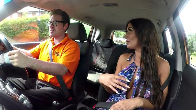 татуированная британка трахается с инструктором и жадно сосёт ему в машине