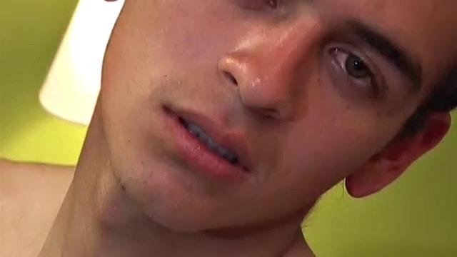 дамьян срывает одежду и жадно дрочит на кровати