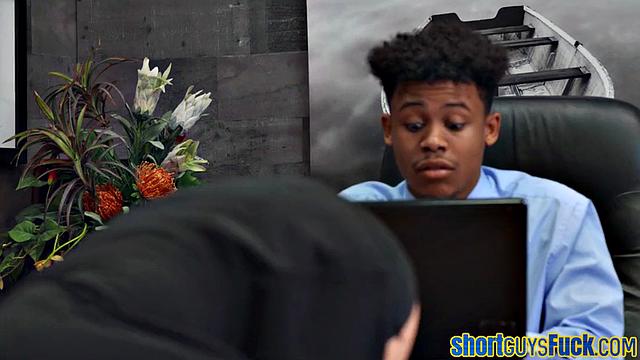 Красивая зрелая наездница скачет на члене черного жеребца и получает жёстко в пизду.