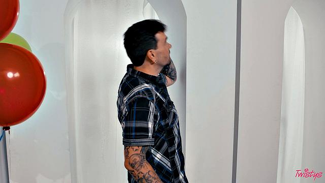 Парень уткнулся в телефон - Queenie лижет Ivy прямо в кабинке поцелуев