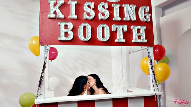 Парень уткнулся в телефон - Queenie лижет Ivy прямо в кабинке поцелуев