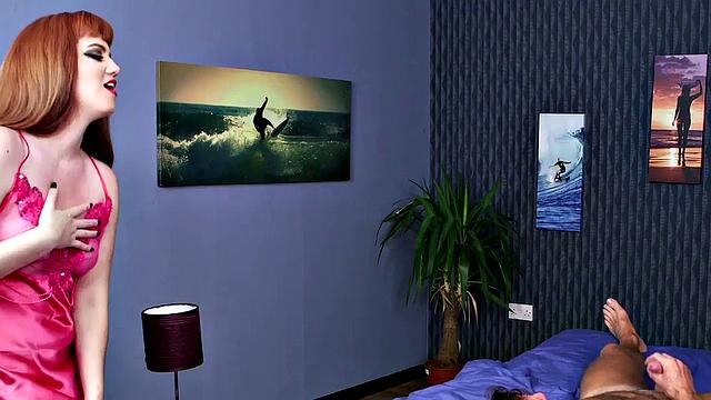 британская рыжая раздвигает ноги и заводит грязными словами