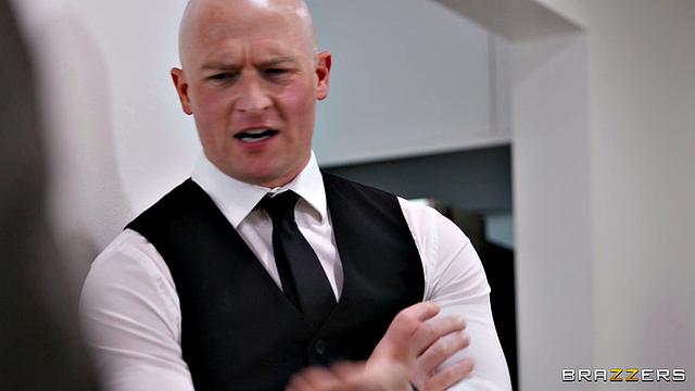 рыжая трахает босса прямо в офисе