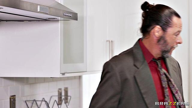 рыжая трахает босса прямо в офисе