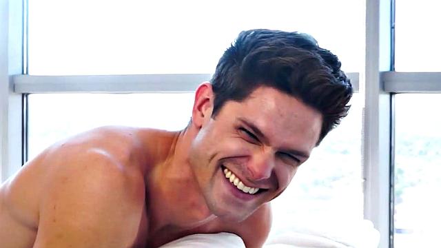 Азиатский красавец глубоко трахает накачанного джока толстым членом