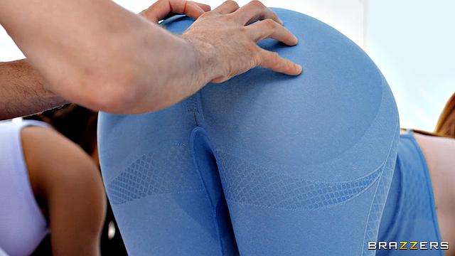 Йога с намёком: Мэдисон Морган и Септембер Рейн растягиваются, а инструктор уже не выдерживает и трахает обеих прямо на коврике.