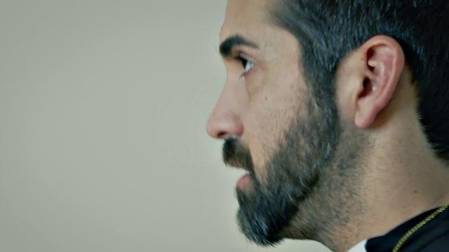 сексуальная брюнетка в чулках трахается со страстным священником