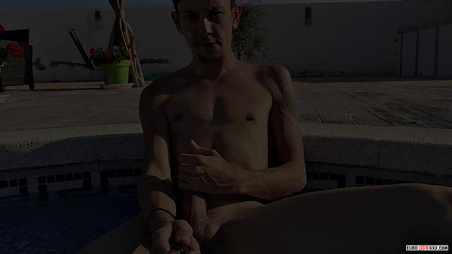 Ксавьер Сибли выливает огромную порцию на улице